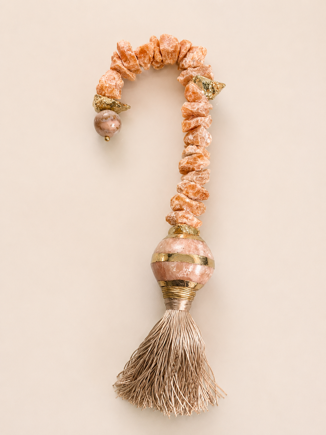 Pêndulo — escultura contemporânea ÂNIMA BRUTA em calcita laranja natural em estado bruto, 66 cm